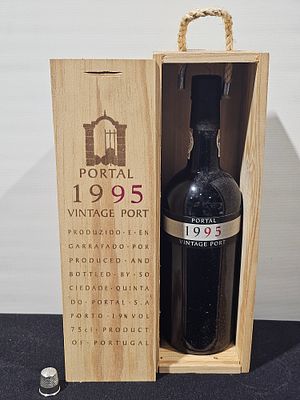 Garrafa de vinho do porto portal 1995