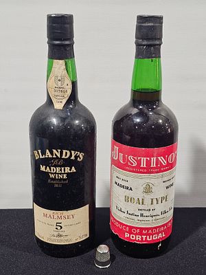 2 garrafas de vinho madeira diversas