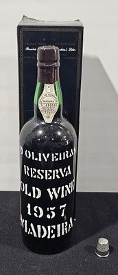 Garrafa de vinho madeira oliveiras reserva de 1957