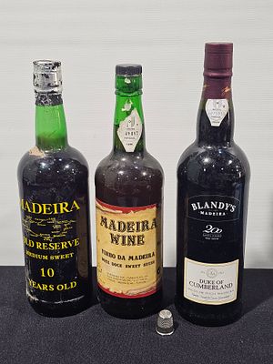 3 garrafas de vinho madeira diversas