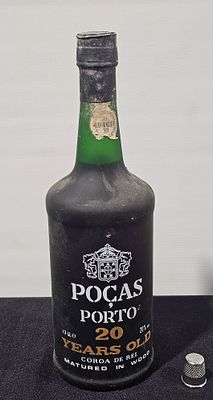 Garrafa de vinho do porto poças 20 anos