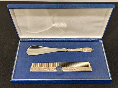 Estojo com pente e cal&ccedil;adeira com cabos em prata