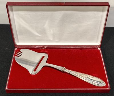 Estojo com corta queijo com cabo em prata