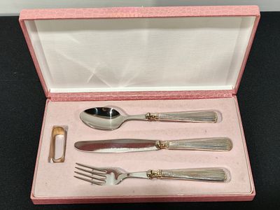 Estojo com talheres com cabos em prata