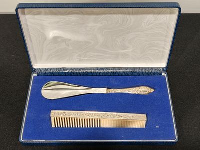 Estojo com cal&ccedil;adeira e pente com cabos em prata