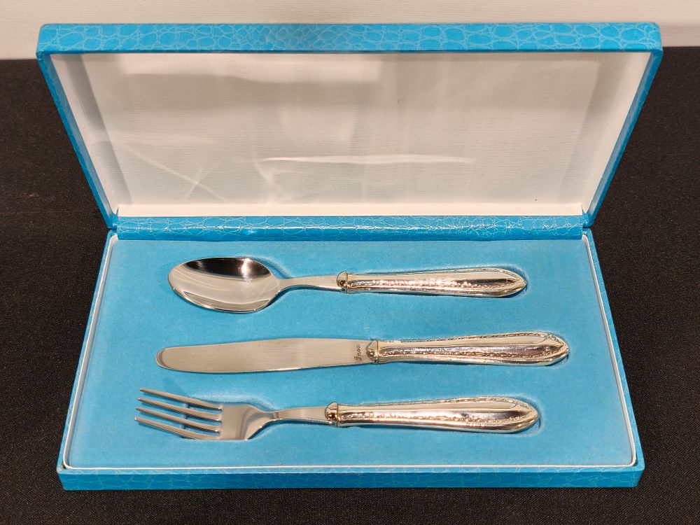 Estojo com talheres com cabos em prata