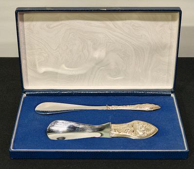 Estojo com 2 cal&ccedil;adeiras com cabos em prata