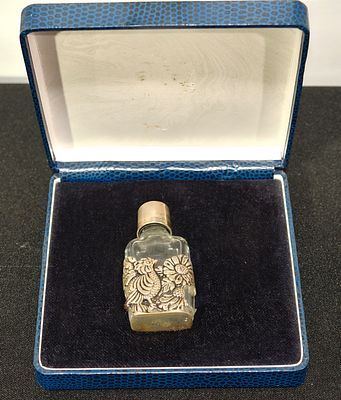 Estojo com frasco de perfume em prata