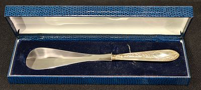 Estojo com cal&ccedil;adeira com cabo em prata