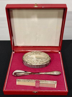 Estojo com conjunto de toilette com cabos em prata