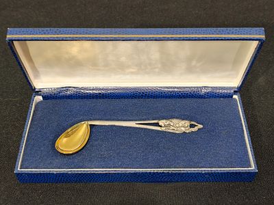 Estojo com colher em prata &aacute;guia com 13,8 gramas