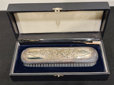 Estojo com escova arte nova com pega em prata