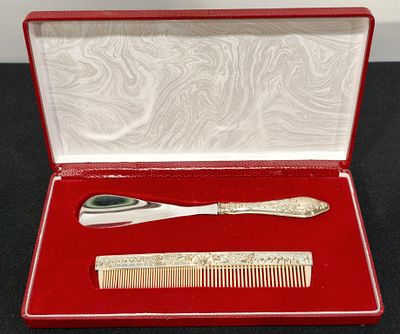 Estojo com pente e cal&ccedil;adeira com cabos em prata