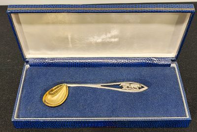 Estojo com colher em prata &aacute;guia com 13,7 gramas