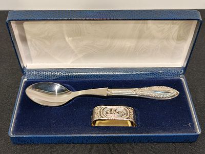 Estojo com colher com cabo em prata e argola de guardanapos em prata