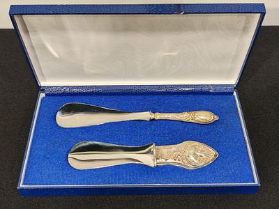 Estojo com 2 cal&ccedil;adeiras com cabos em prata