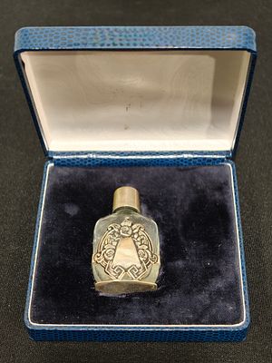 Estojo com frasco de perfume em prata