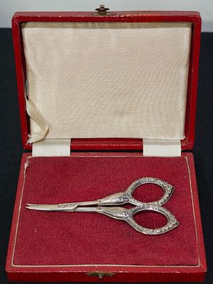 Estojo com tesoura arte nova com cabos em prata