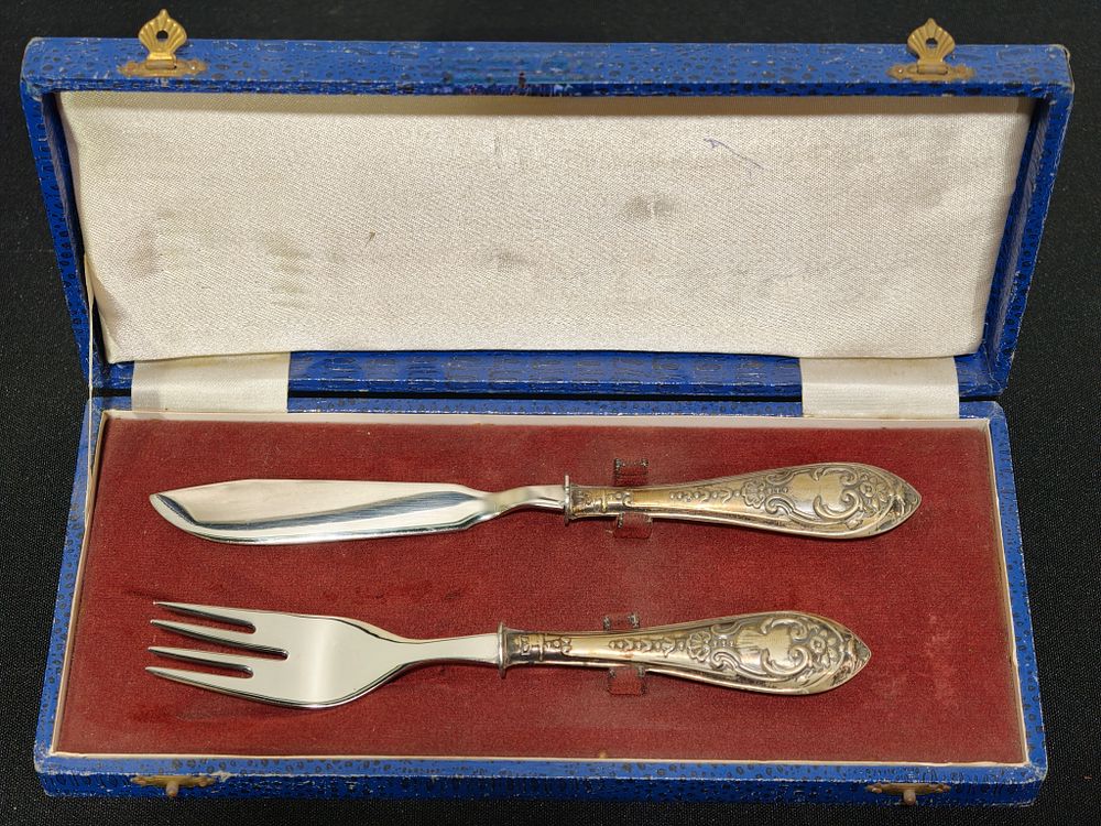 Estojo com talheres com cabos em prata