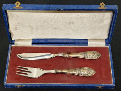 Estojo com talheres com cabos em prata