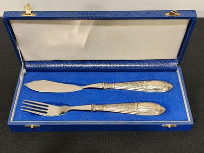 Estojo com talheres com cabos em prata