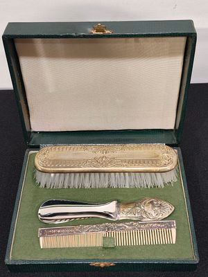 Estojo com conjunto de toilette com cabos em prata