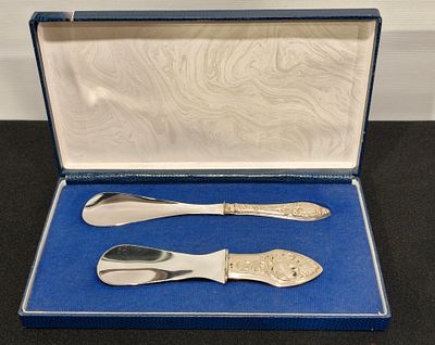 Estojo com 2 cal&ccedil;adeiras com cabos em prata