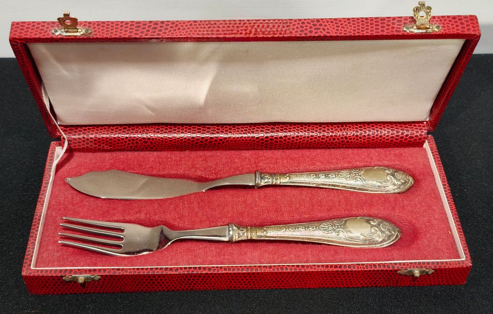 Estojo com talheres com cabos em prata