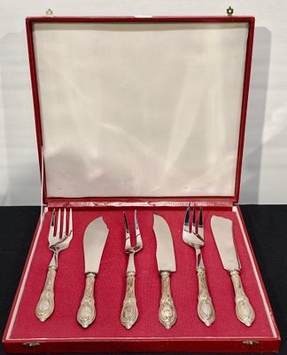 Estojo com talheres de servi&ccedil;o com cabos em prata