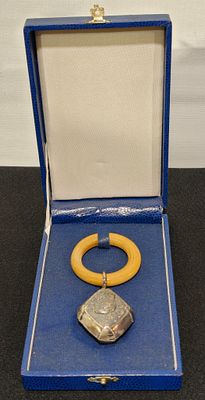 Estojo com brinquedo de crian&ccedil;a guizo em prata