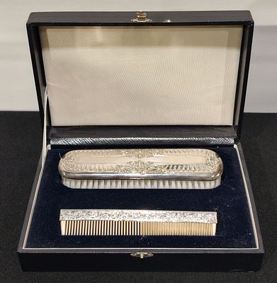 Estojo com servi&ccedil;o de toilette para homem com cabos em prata