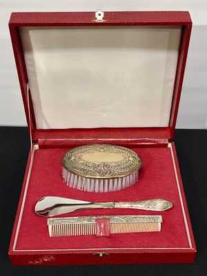 Estojo com conjunto de toilette com cabos em prata