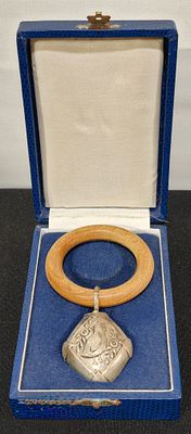 Estojo com brinquedo de crian&ccedil;a guizo em prata