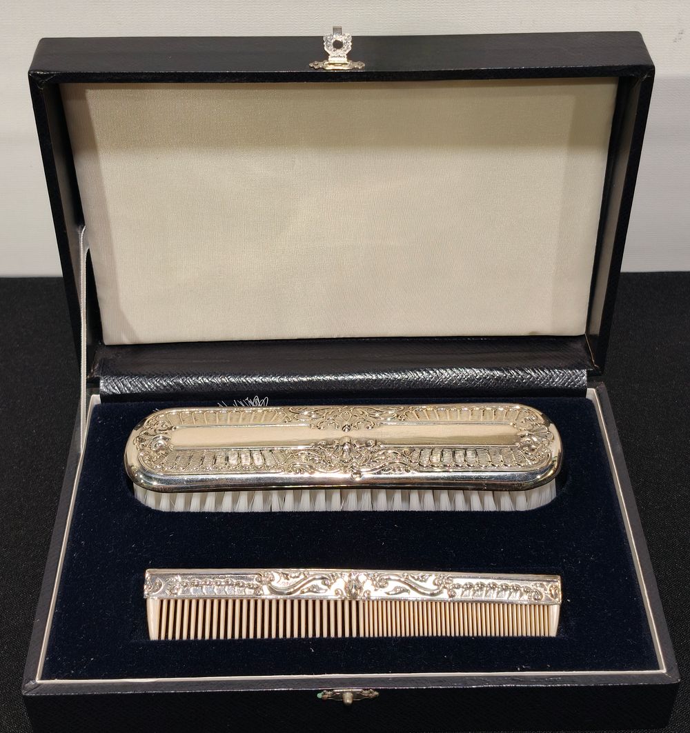 Estojo com escova e pente com cabos em prata