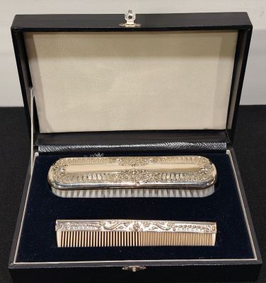 Estojo com escova e pente com cabos em prata