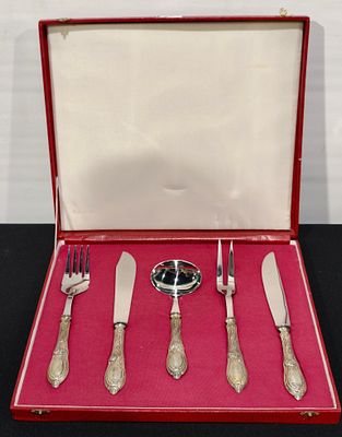 Estojo com talheres de servi&ccedil;o com cabos em prata