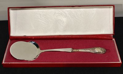 Estojo com colher para queijo com cabo em prata