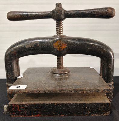 Prensa antiga em ferro, com 45x40x20cm