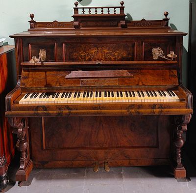 Piano antigo alem&atilde;o de gabinete armado a ferro, fabricado para Figueira e Companhia com caixa 