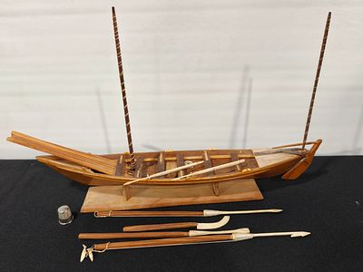 Antigo barco baleeiro da madeira com pe&ccedil;as em osso (raro) com 27x42x9cm