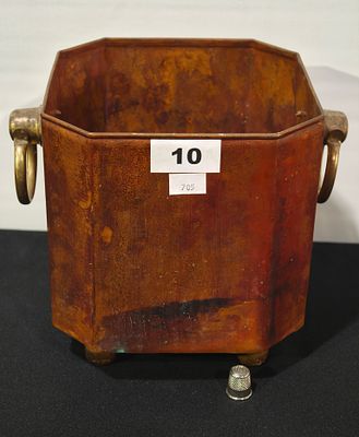 Cachepot antigo em cobre com pegas em lat&atilde;o, com 23x28x20cm