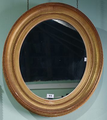 Espelho antigo oval com moldura dourada a ouro, com 82x70cm