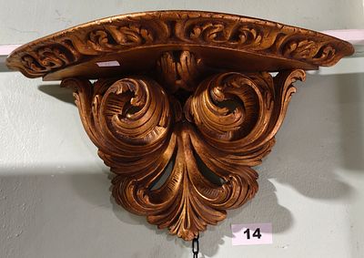 Peanha antiga em madeira com talha em folha de ouro, com 20x40x16cm