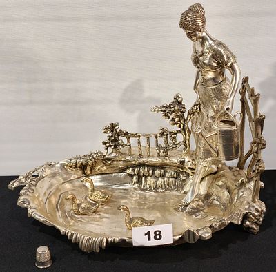 Centro de mesa com estatueta em estanho polido, com banho de prata, com 32x38x25cm