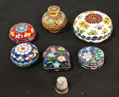 6 caixinhas em closon&eacute; decoradas