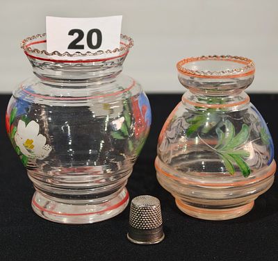 2 jarrinhas em vidro arte nova com pintura, com 10 e 9cm
