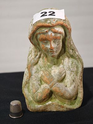 Estatueta antiga em barro com figura, com 15cm