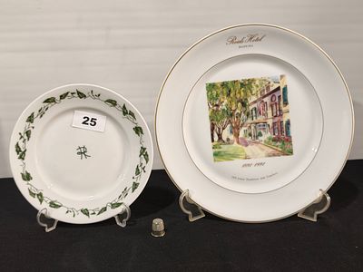 2 pratos sendo 1 limoges e 1 vista alegre alusivo ao reid's hotel, com 21 e 31cm