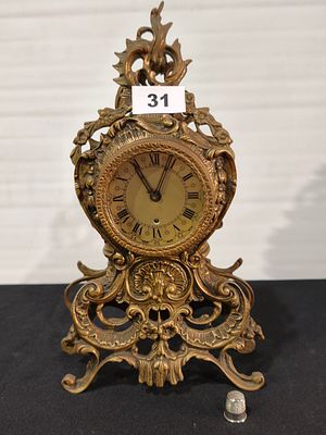 Rel&oacute;gio de mesa antigo em lat&atilde;o a corda, com 36cm