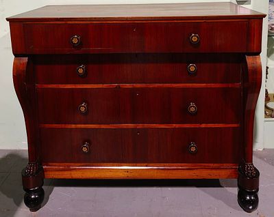 C&oacute;moda inglesa em mogno com p&eacute;s de garra, com defeito de caruncho, com 108x125x58cm